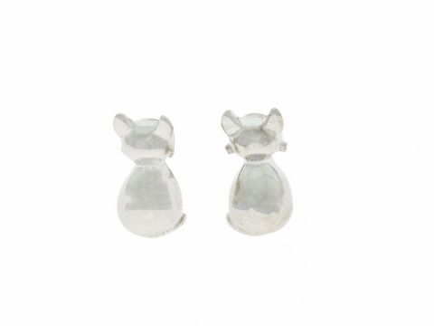 Ohrringe Stecker in Form von niedlichen Katzen, aus Silber rhodiniert, hergestellt von Juwelier Harnisch, ideal für Kinder.