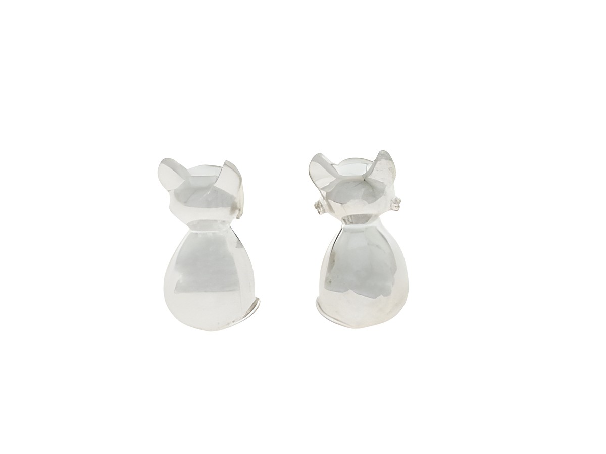 Ohrringe Stecker in Form von niedlichen Katzen, aus Silber rhodiniert, hergestellt von Juwelier Harnisch, ideal für Kinder.