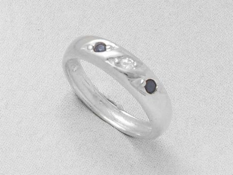 Silber Taufring mit Saphir und Zirkonia, elegant und schlicht, geeignet als Taufgeschenk, hergestellt von Juwelier Harnisch, hochwertiges Silber verarbeitet.