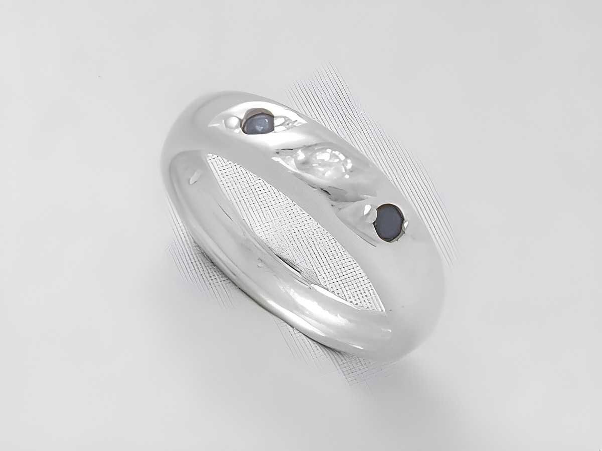 Silber Taufring mit Saphir und Zirkonia, elegant und schlicht, geeignet als Taufgeschenk, hergestellt von Juwelier Harnisch, hochwertiges Silber verarbeitet.