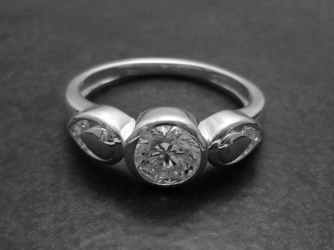 300092-0 Elegance Sterling Silber Ring poliert mit Zirkonia in der Mitte und zwei seitlichen Zirkonia, Hersteller Juwelier Harnisch, Größe bis 52, 16,5.