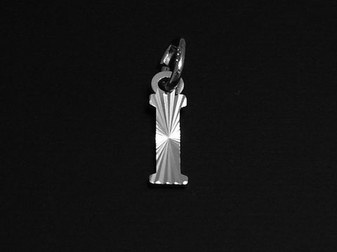 Silber Anhänger in Form des Buchstabens I mit Druck- und Diamantschliff, hergestellt von Juwelier Harnisch, verleiht eleganten Glanz und zeitlose Schönheit.