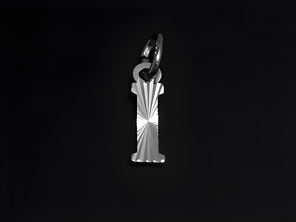 Silber Anhänger in Form des Buchstabens I mit Druck- und Diamantschliff, hergestellt von Juwelier Harnisch, verleiht eleganten Glanz und zeitlose Schönheit.