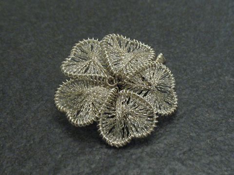 Filigrane City Brosche Handarbeit 34x34 mm in Blütenform aus feinen Drahtschlingen, hergestellt von Juwelier Harnisch, eleganter Modeschmuck.