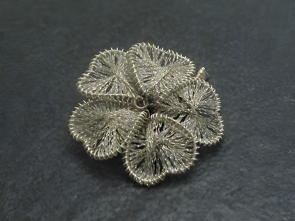Filigrane City Brosche Handarbeit 34x34 mm in Blütenform aus feinen Drahtschlingen, hergestellt von Juwelier Harnisch, eleganter Modeschmuck.