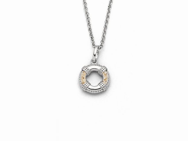 Eine elegante Halskette mit einem Anhänger in Form eines Rettungsrings aus Sterling Silber mit goldenen Akzenten, geeignet für einen maritimen Look und gefertigt von DUR.
