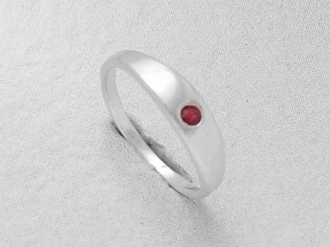 Süßer filigraner Silber Taufring mit Rubin, Hersteller Juwelier Harnisch, Silber. Der Ring ist schlicht und elegant mit einem kleinen, runden Rubin in der Mitte.