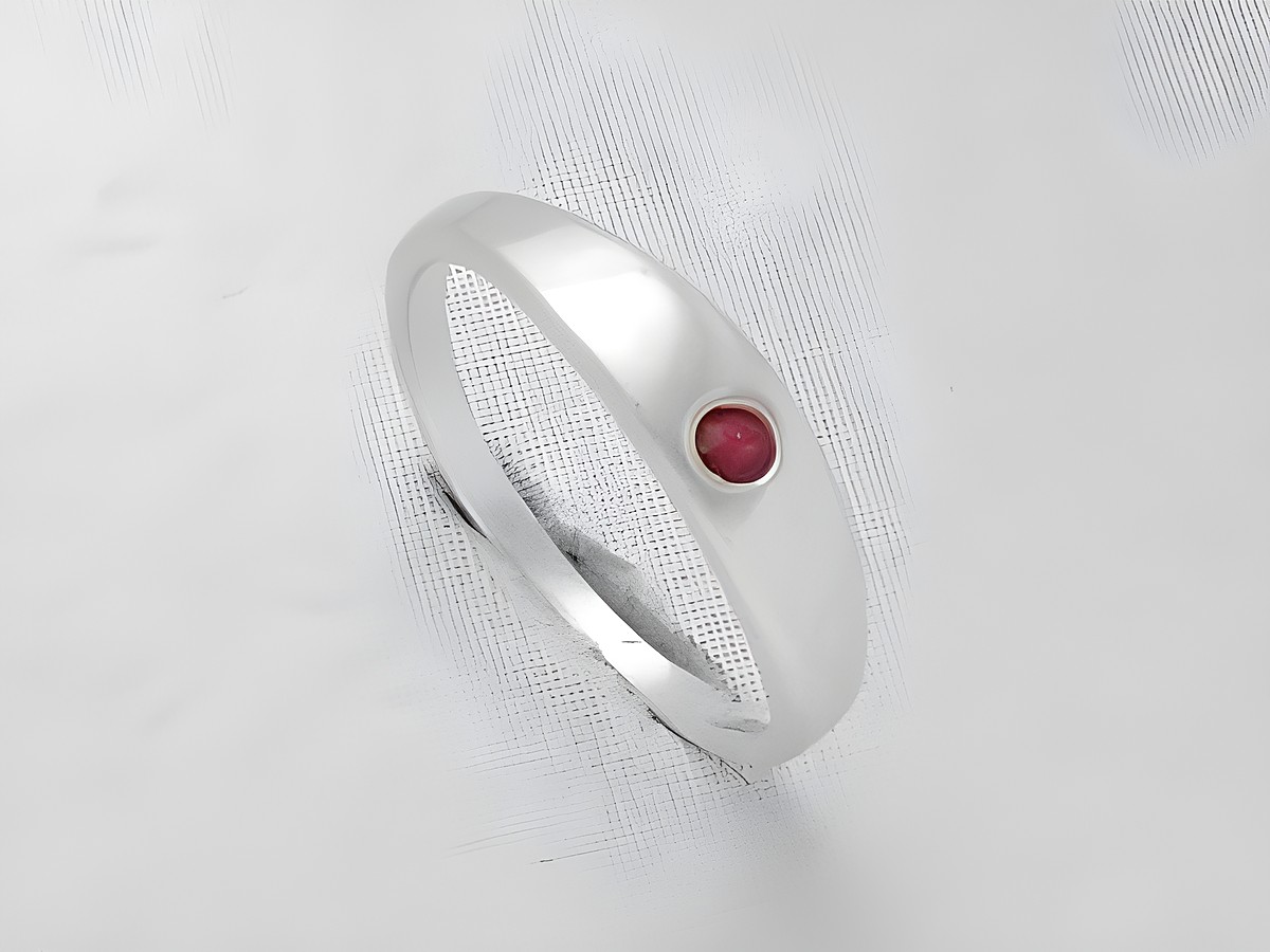 Süßer filigraner Silber Taufring mit Rubin, Hersteller Juwelier Harnisch, Silber. Der Ring ist schlicht und elegant mit einem kleinen, runden Rubin in der Mitte.