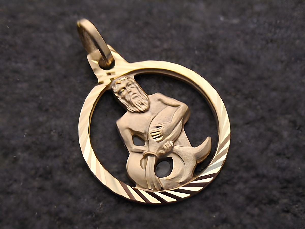 Wassermann 333 Gold Anhänger mit einem detaillierten Motiv des Wassermanns in einer runden Form, elegant und zeitlos, Hersteller Juwelier Harnisch, ideal für Sternzeichenliebhaber.