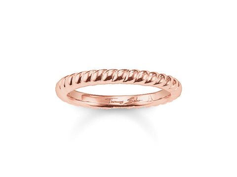 Thomas Sabo Ring TR1978-415-12-50 aus Silber, vergoldet in Roségold, Größe 50, mit gedrehtem Design für einen eleganten und zeitlosen Look.