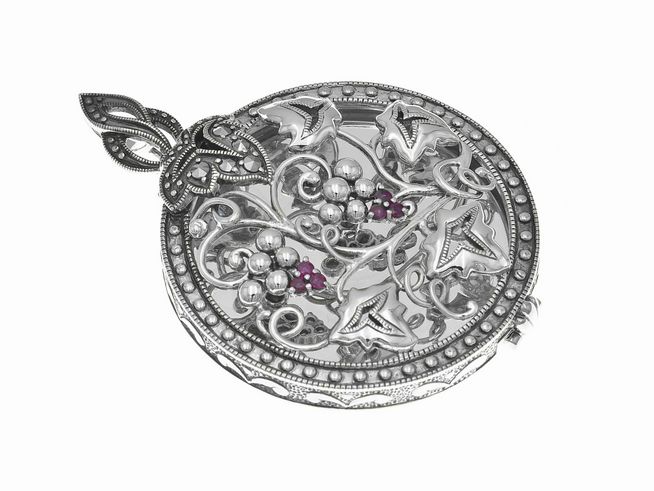 Medaillon nostalgisch aus Sterling Silber mit filigranem Design, verziert mit Rubinen und einer dekorativen Schleife, hergestellt von Juwelier Harnisch, ideal als Fotoanhänger.