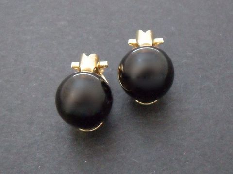 Ohrclip in schwarz zeitlos mit goldfarbenem Detail und synthetischer Perle, Hersteller Juwelier Harnisch, elegantes Accessoire für jeden Anlass.