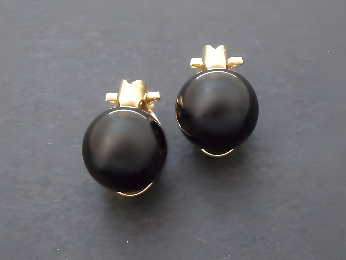 Ohrclip in schwarz zeitlos mit goldfarbenem Detail und synthetischer Perle, Hersteller Juwelier Harnisch, elegantes Accessoire für jeden Anlass.