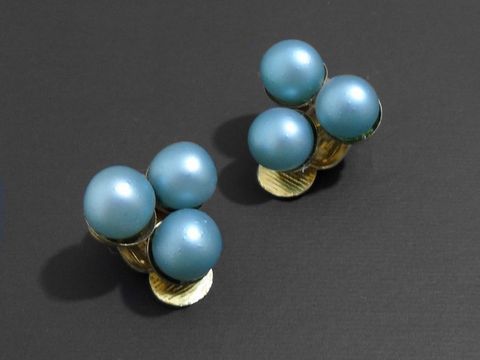 Elegante hellblaue matte Modeschmuck Ohrclips mit Zuchtperlenimitation, Hersteller Juwelier Harnisch, perfekt für festliche Anlässe und stilvolle Outfits.