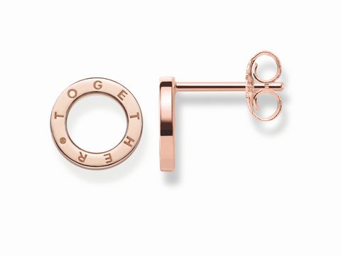 Ohrstecker von Thomas Sabo aus Silber rosé mit dem Schriftzug Together. Das Design zeigt einen runden Ring und einen klassischen Stecker. Perfekt für moderne Styles.