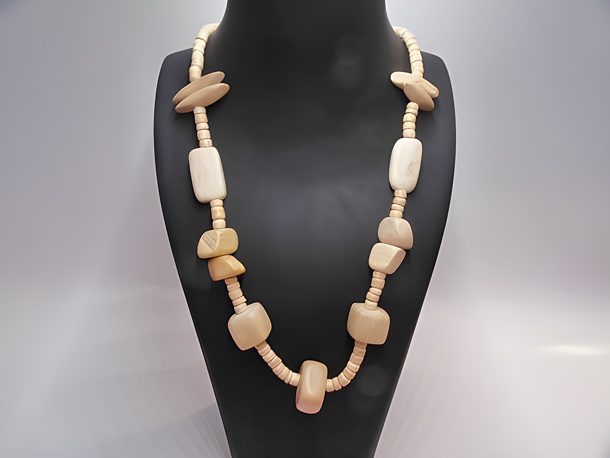 Holzkette Multiform 20 mm naturbraun 60 cm von Juwelier Harnisch, elegant und natürlich im Design mit unterschiedlichen Holzperlen, ideal für jeden Anlass.