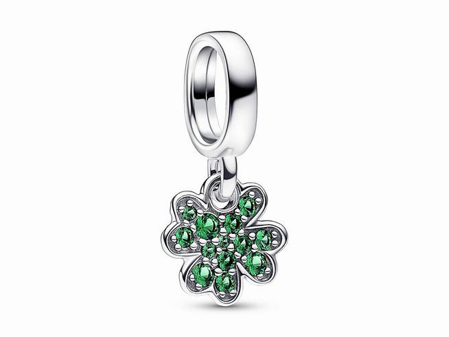 Vierblättriges Kleeblatt Charm Anhänger von Pandora in Sterling Silber mit grünen Kristallen, symbolisiert Glück und ist ein perfekter Glücksbringer für persönliche Schmuckstücke.