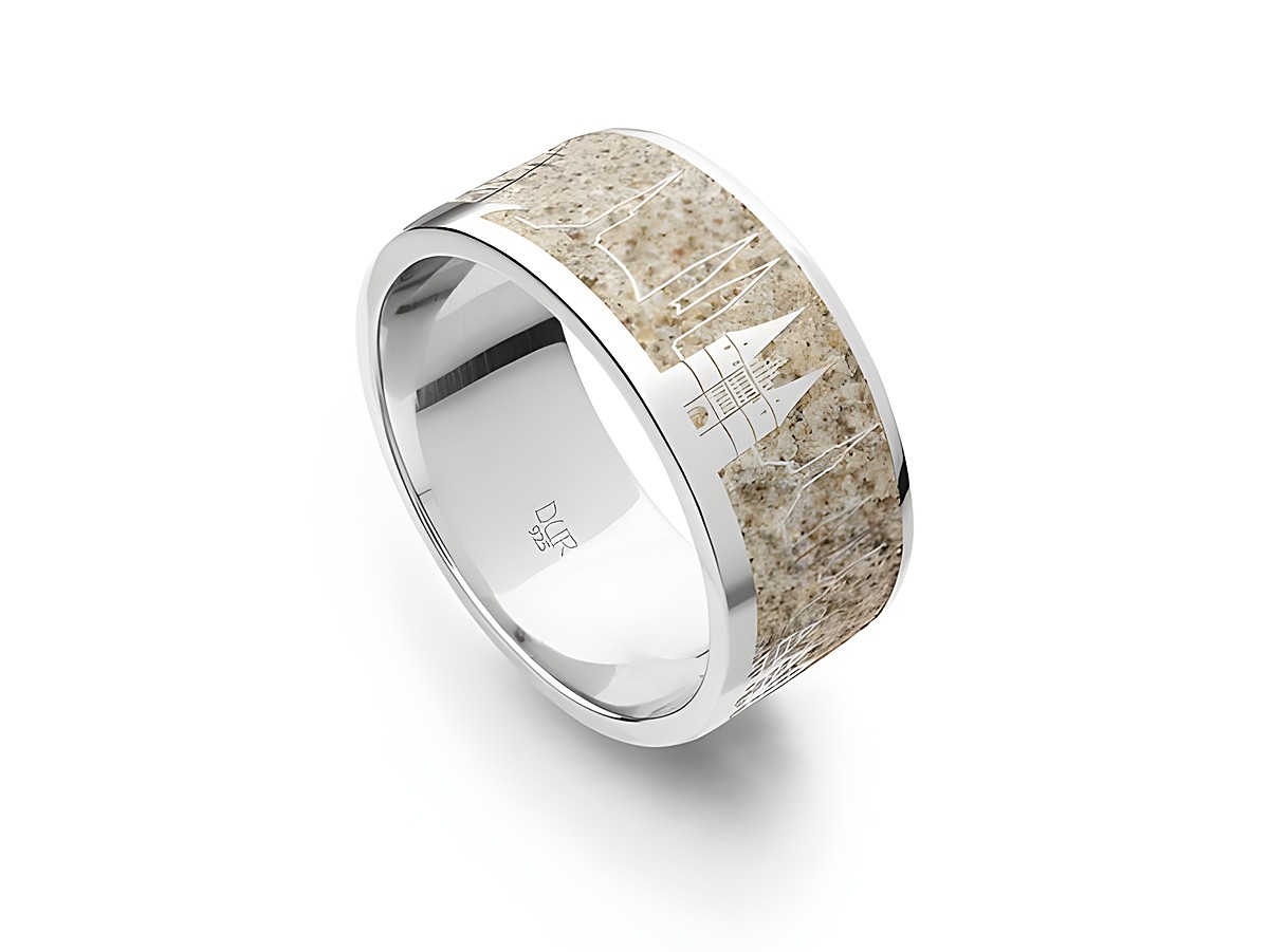 DUR Strandring Lübeck in Sterling Silber, Größe 56, mit sandfarbenem Mittelteil und eingravierter Silhouette eines historischen Gebäudes. Elegant und zeitlos.