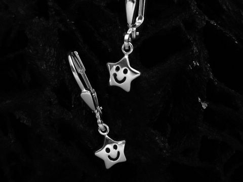 Sterling Silber Ohrhänger in Sternchenform mit emailliertem lächelndem Gesicht, ideal für Kinder, hergestellt von Juwelier Harnisch, verspieltes und zuckersüßes Design.
