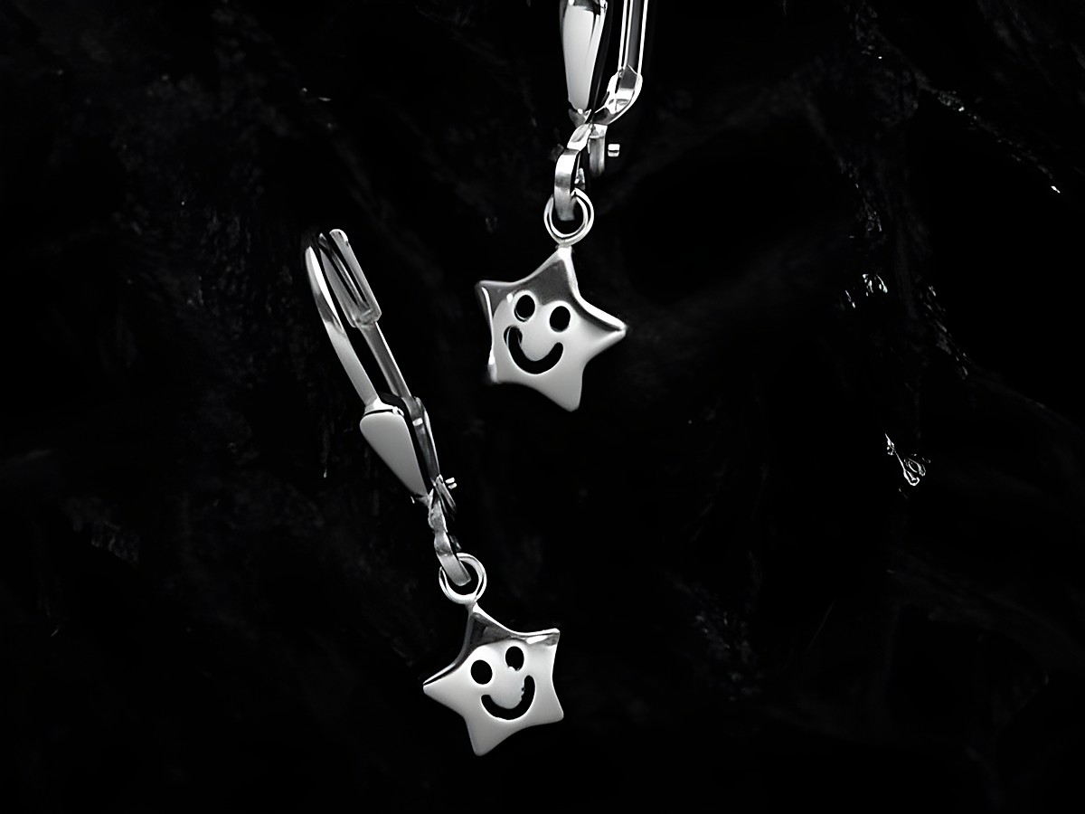Sterling Silber Ohrhänger in Sternchenform mit emailliertem lächelndem Gesicht, ideal für Kinder, hergestellt von Juwelier Harnisch, verspieltes und zuckersüßes Design.