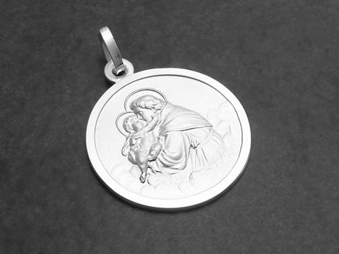 Ein runder Anhänger aus Sterling Silber zeigt den Heiligen Antonius mit dem Jesuskind. Der Anhänger ist detailreich und rund, ideal als Schutzpatron. Hersteller ist Juwelier Harnisch.