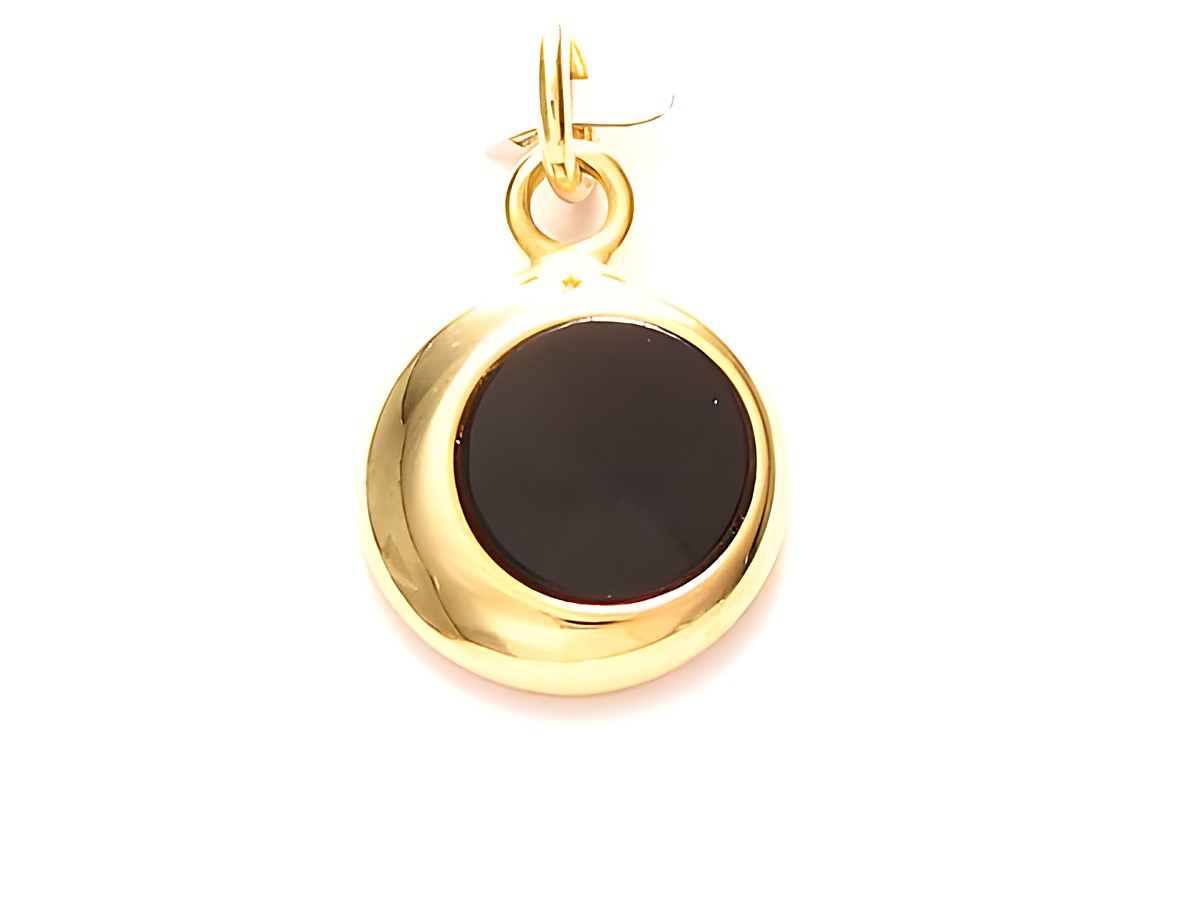 Onyx Rund-Anhänger mit goldfarbener Auflage von Juwelier Harnisch, elegantes Design, ideal als Schmuckstück für jede Gelegenheit, glänzende Oberfläche, zeitlos und stilvoll.