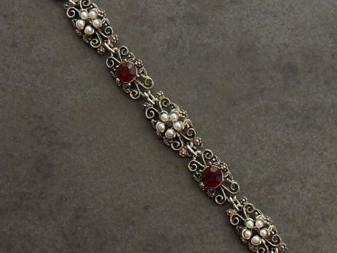 Zartes Strass Armband in granatrot und weiß mit silberfarbener Fassung, 19,5 cm lang, verziert mit filigranen Mustern und Perlen, Hersteller Juwelier Harnisch.