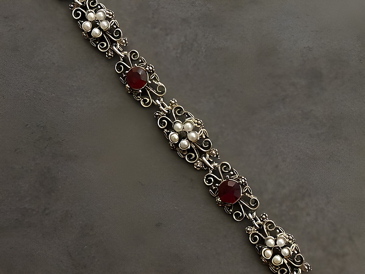 Zartes Strass Armband in granatrot und weiß mit silberfarbener Fassung, 19,5 cm lang, verziert mit filigranen Mustern und Perlen, Hersteller Juwelier Harnisch.