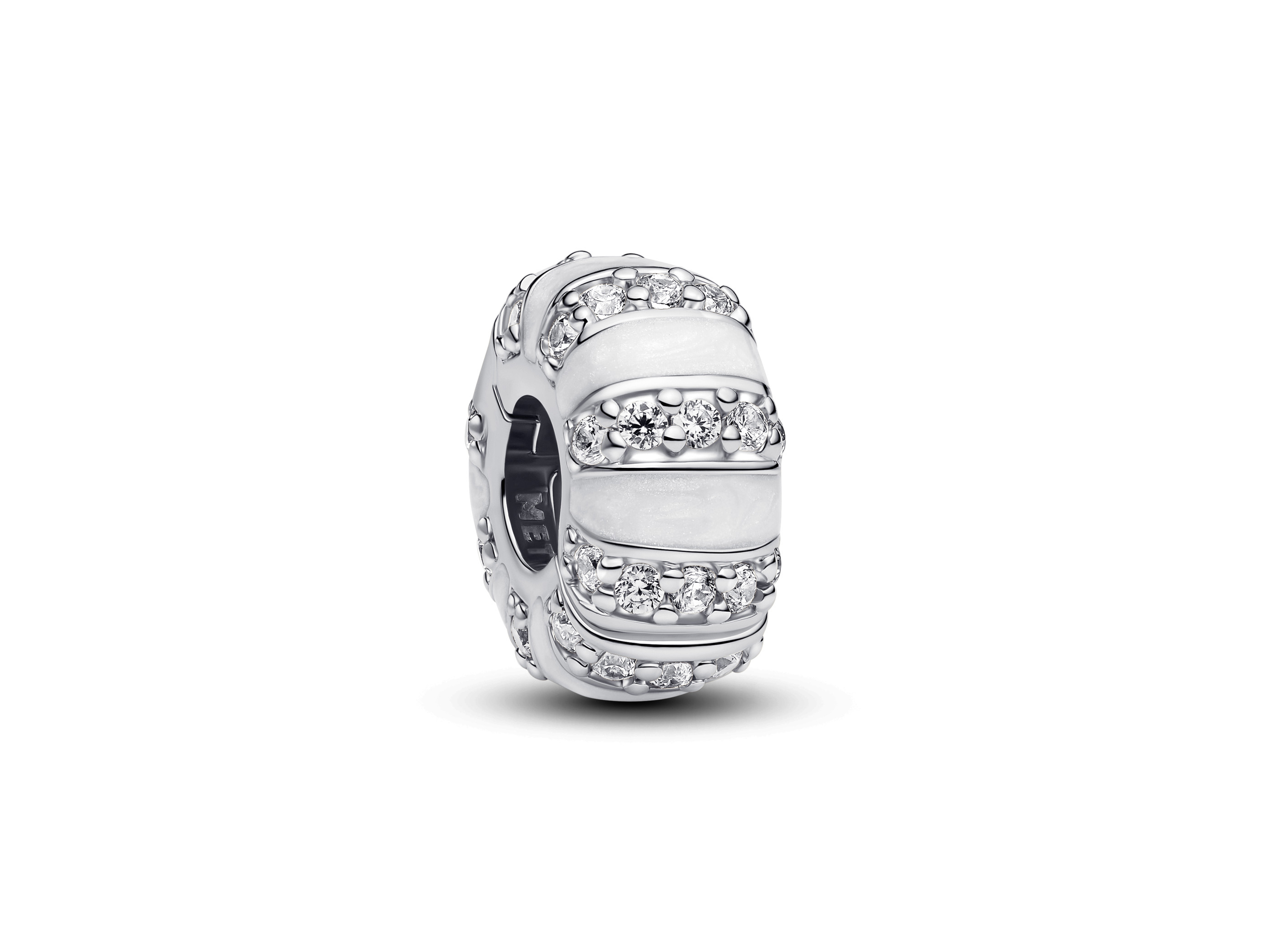 Der Pandora 793785C01 Clip ist ein eleganter Stopper aus Sterling Silber, verziert mit weißen Zirkonia und Emaille, der deinem Schmuckstück einen besonderen Glanz verleiht.