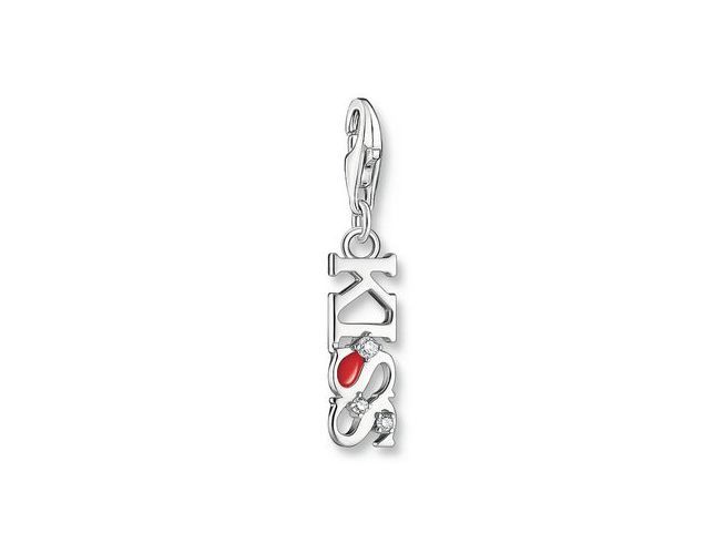 56972620-0 Charm-Anhänger von Thomas Sabo in Silber mit rotem Emaille und Zirkonia-Steinen, gestaltet mit den Buchstaben K und S für Kiss, ideal für moderne Schmuckliebhaber.