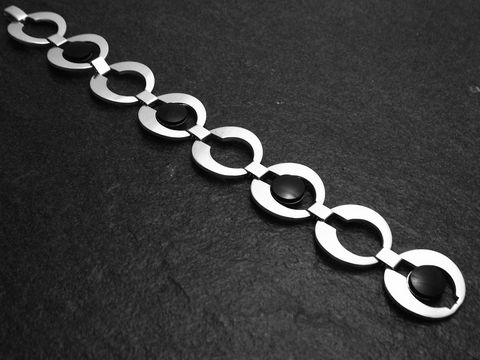 33701-0 Silberarmband rhodiniert, rund 20 cm, mit Onyx-Elementen, modernes Design, Hersteller Juwelier Harnisch, elegant und stilvoll, ideal für verschiedene Anlässe.