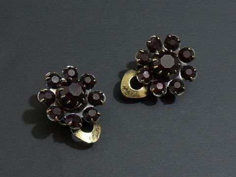 Strass Ohrclip grazil in granatroter Farbe mit goldfarbenen Akzenten, Hersteller Juwelier Harnisch, elegante Strass Ohrclips für besondere Anlässe.