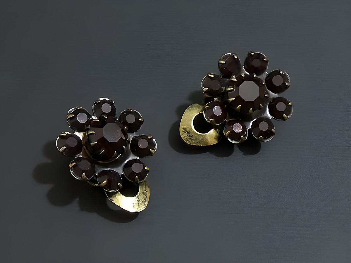 Strass Ohrclip grazil in granatroter Farbe mit goldfarbenen Akzenten, Hersteller Juwelier Harnisch, elegante Strass Ohrclips für besondere Anlässe.