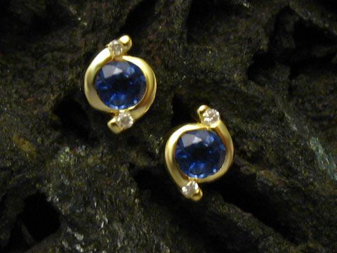Elegante Ohrringe aus 585 Gold mit Diamant und Saphir, Hersteller Juwelier Harnisch, featuring brillante schimmernde Steine und ein ansprechendes Design, ideal für besondere Anlässe.