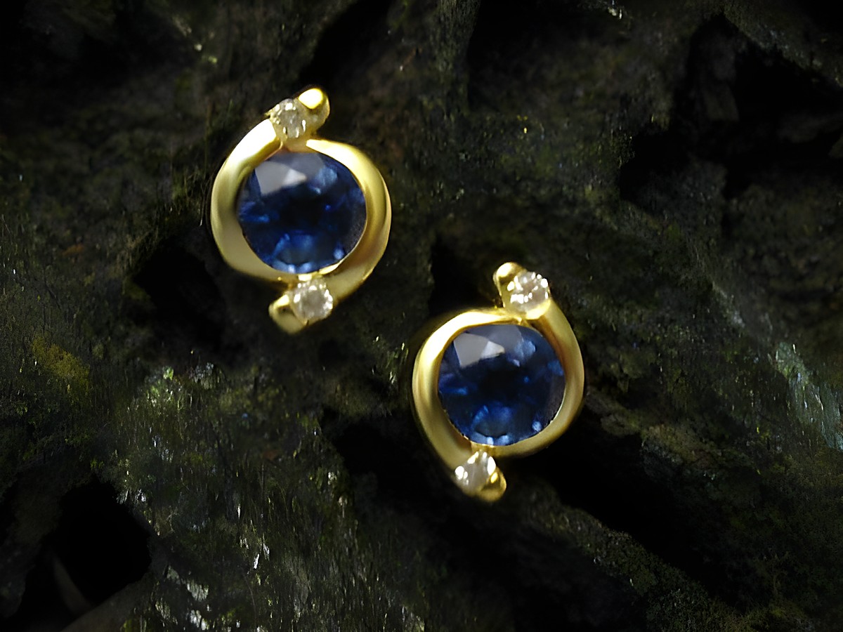 Elegante Ohrringe aus 585 Gold mit Diamant und Saphir, Hersteller Juwelier Harnisch, featuring brillante schimmernde Steine und ein ansprechendes Design, ideal für besondere Anlässe.