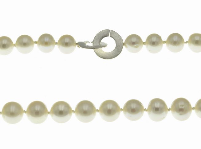Perlenkette 47 cm in klassischem Design mit weißen China Zuchtperlen, Größe 9,5 x 10,5 mm, gefertigt von Juwelier Harnisch, mit einem eleganten Verschluss.