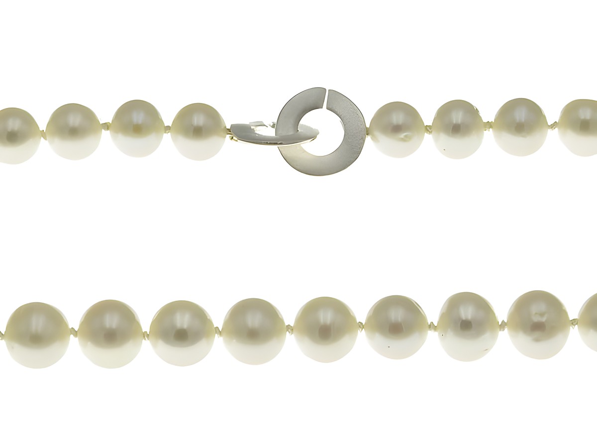 Perlenkette 47 cm in klassischem Design mit weißen China Zuchtperlen, Größe 9,5 x 10,5 mm, gefertigt von Juwelier Harnisch, mit einem eleganten Verschluss.