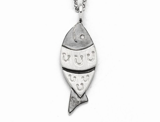 Sterling Silber Anhänger in Fischform mit einem funkelnden Stein und dekorativen Mustern in Silber und Schwarz, hergestellt von DUR, Modell P3903.