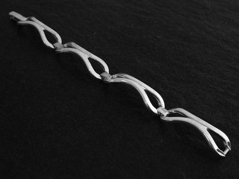 Silberarmband designbetont 17 cm ohne Stein, Hersteller Juwelier Harnisch, mit elegant geschwungenen Gliedern für einen modernen Look.