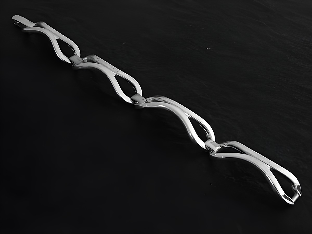 Silberarmband designbetont 17 cm ohne Stein, Hersteller Juwelier Harnisch, mit elegant geschwungenen Gliedern für einen modernen Look.