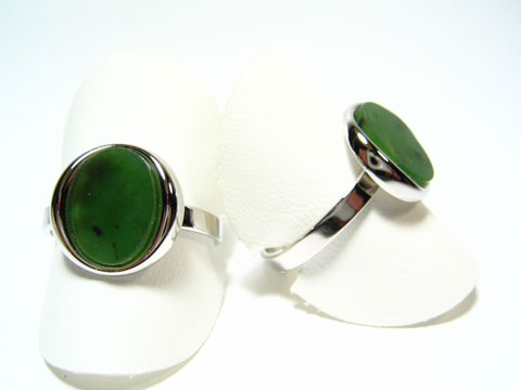 Silber Designer Ring rhodiniert mit Jade in smaragd-grün, Hersteller Juwelier Harnisch, verstellbare Ringe auf weißem Untergrund, elegant und modern.