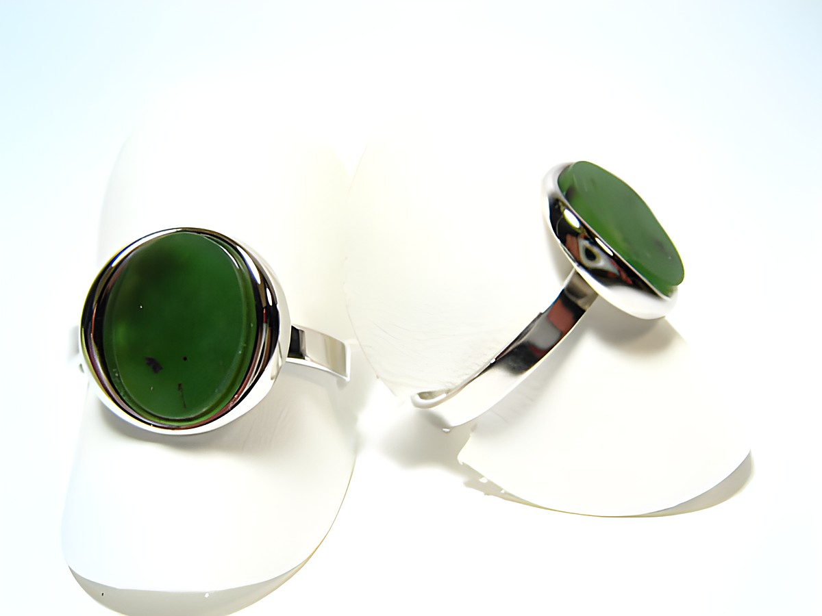 Silber Designer Ring rhodiniert mit Jade in smaragd-grün, Hersteller Juwelier Harnisch, verstellbare Ringe auf weißem Untergrund, elegant und modern.