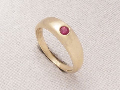 Taufring aus Gold 585 mit rotem Rubin, idealer Kinderschmuck zur Taufe, hergestellt von Juwelier Harnisch, schlichtes Design mit einem funkelnden Rubin.
