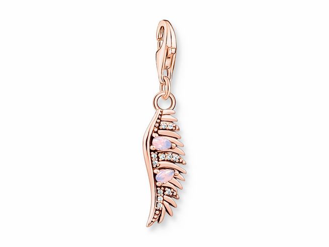 Charm-Anhänger von Thomas Sabo in Sterling Silber, vergoldet in Roségold, gestaltet als Phönixflügel, verziert mit farbigen Steinen und funkelnden Details, ideal für Schmuckliebhaber.