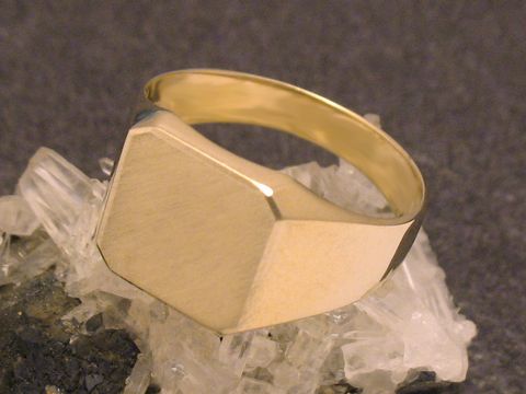 Goldring minimalistisch aus Gold 585 in Gr. 69, Hersteller Juwelier Harnisch, über Gr. 60/19, zeigt eine elegante, platte Oberfläche mit sechseckiger Form.