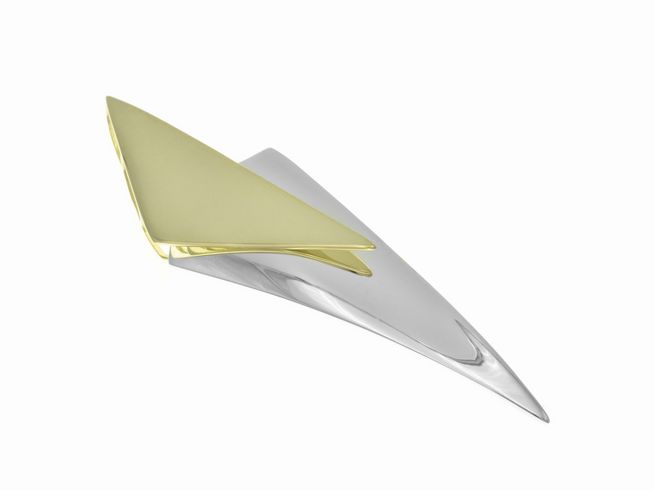 Anhänger aus poliertem Sterling Silber mit einem besonderen Design in Form von Dreiecken, teilweise vergoldet in Gelbgold, vom Hersteller Juwelier Harnisch.