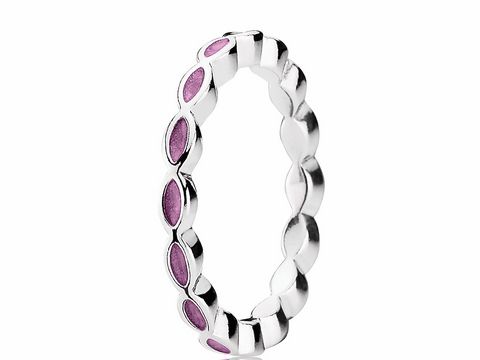 Silber Ring von Pandora im Kreisdesign mit lila Emaille in Größe 50. Der Ring hat eine elegante Form und ist ideal für modische Akzente.