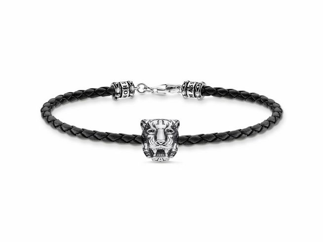 56970734-0 Schwarzes, geflochtenes Lederarmband mit einem stilisierten Löwenkopf aus Sterling Silber, verziert mit Zirkonia, Länge 19 cm, von Thomas Sabo.
