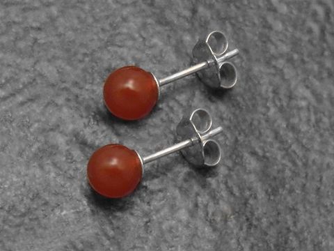 Silber Ohrring mit echten Karneol Steinen in 6mm, gefertigt von Juwelier Harnisch, zeichnet sich durch einfache Eleganz und natürliche Schönheit aus. Ideal für jeden Anlass.