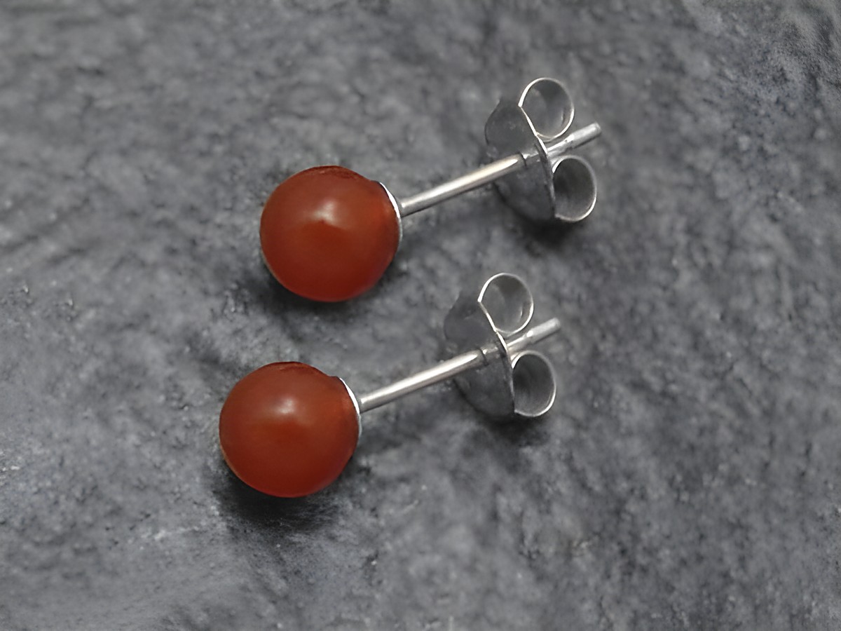 Silber Ohrring mit echten Karneol Steinen in 6mm, gefertigt von Juwelier Harnisch, zeichnet sich durch einfache Eleganz und natürliche Schönheit aus. Ideal für jeden Anlass.
